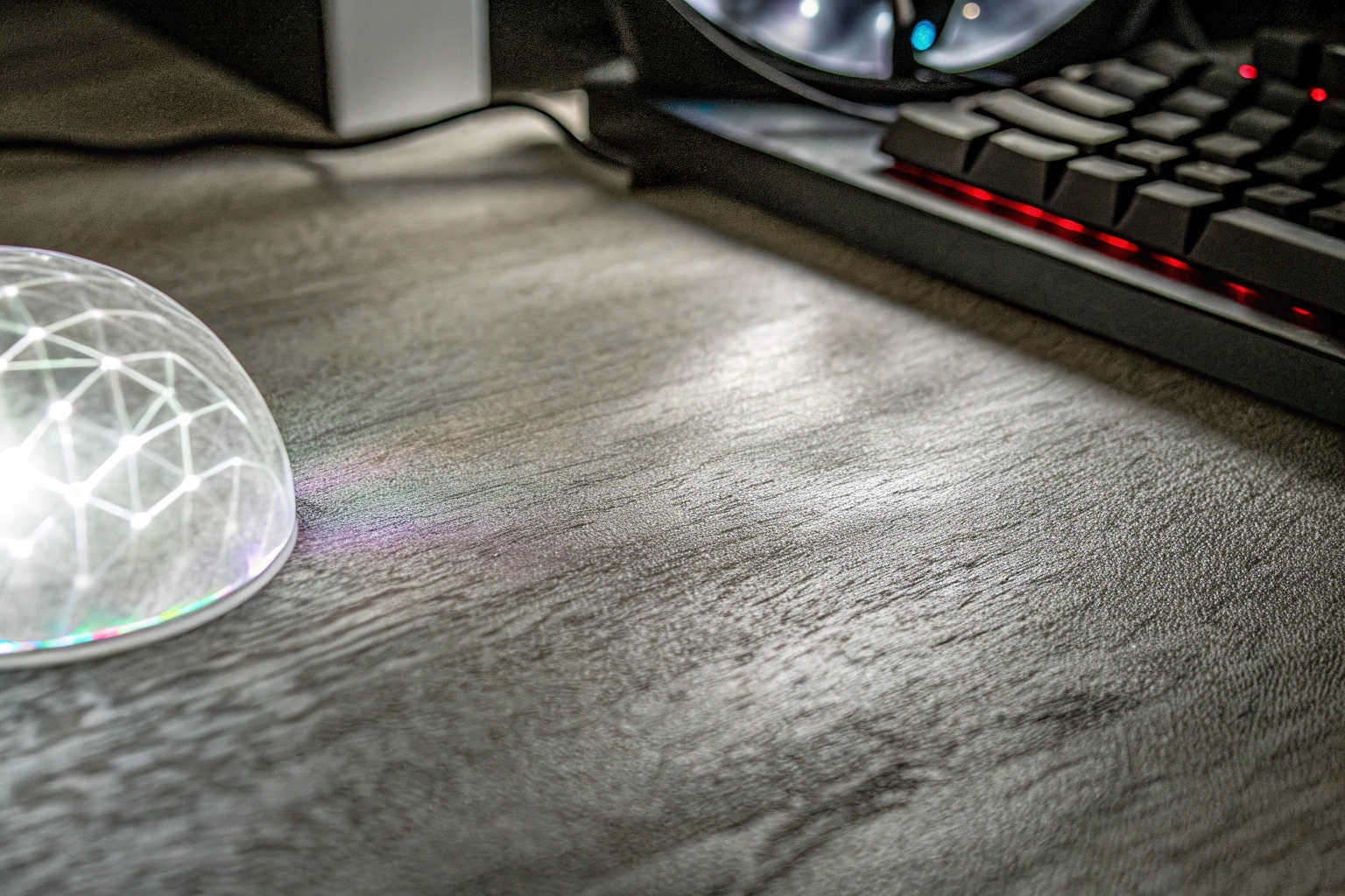 Detailaufnahme einer RGB-LED-Lampe im Einsatz bei einem Gaming-Setup. RGB-LED-Lampe im Gaming-Setup