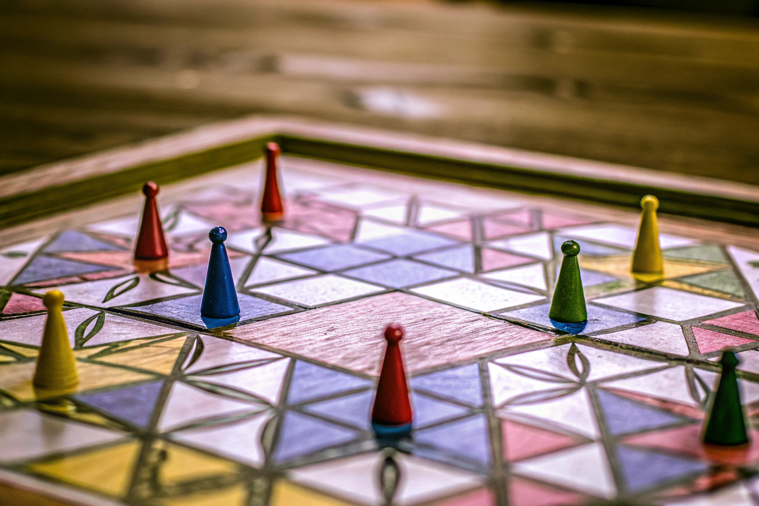 Detailaufnahme eines Brettspiels mit dreieckigen Spielsteinen, perfekt für strategische Spieleabende. Detailaufnahme eines Brettspiels