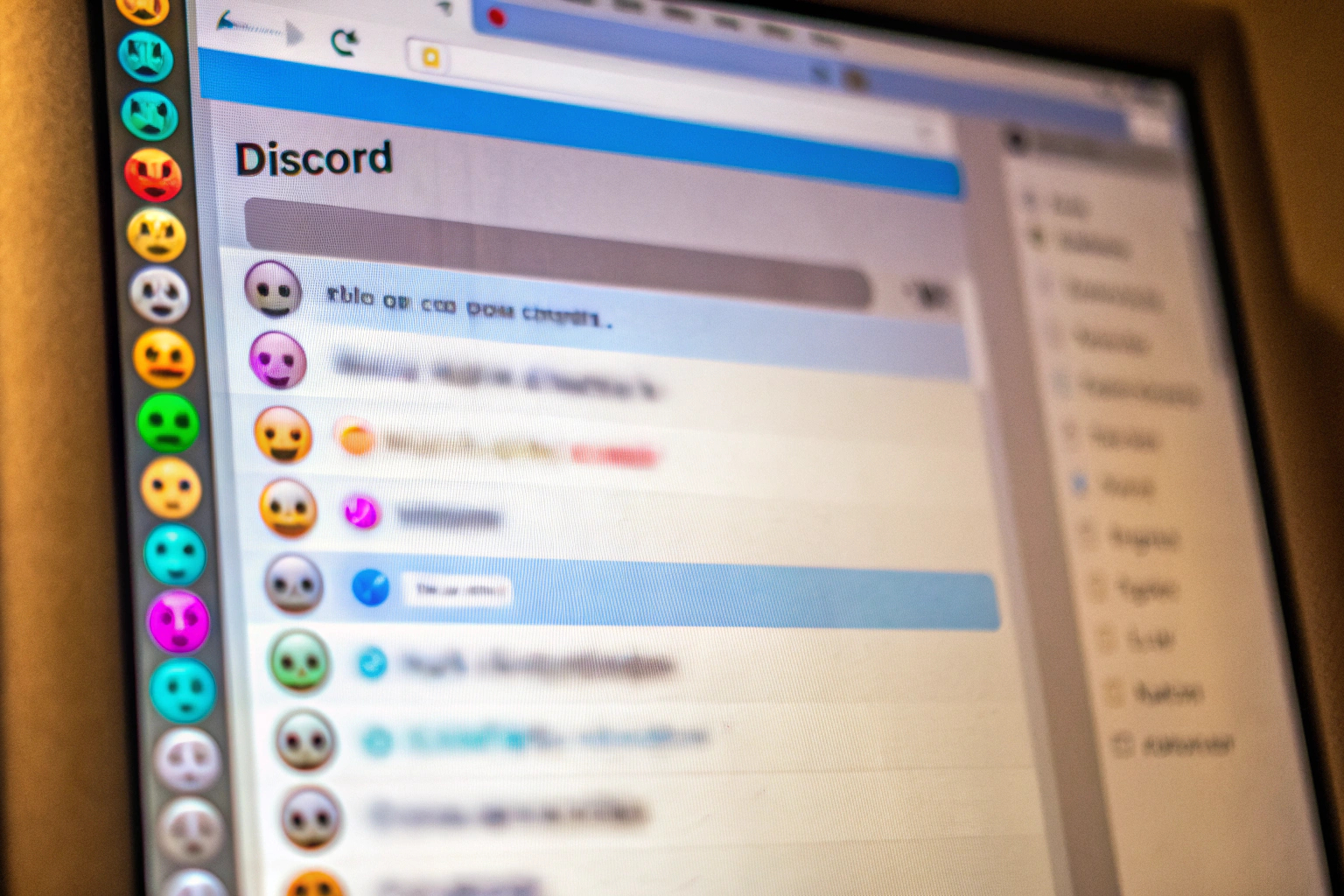 Detailaufnahme eines Discord-Servers mit verschiedenen Kanälen und aktiven Usern. Discord-Server Kanäle und User
