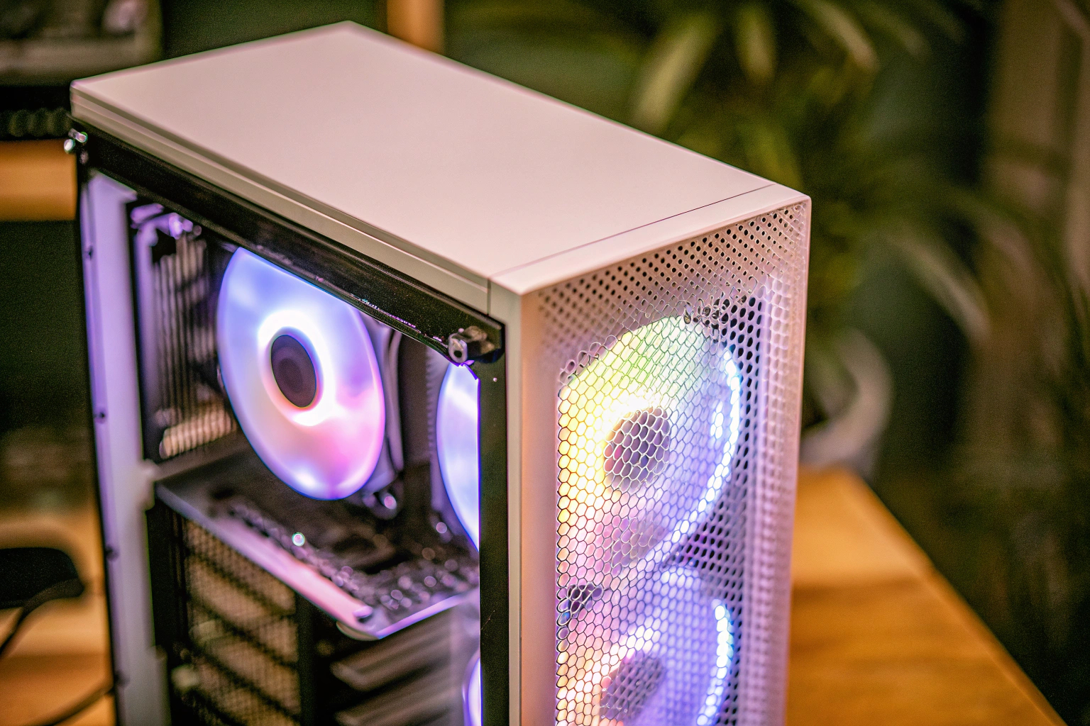 Detailaufnahme eines energieeffizienten Gaming-PCs mit LED-Beleuchtung. Energieeffizienter Gaming-PC mit LED-Beleuchtung