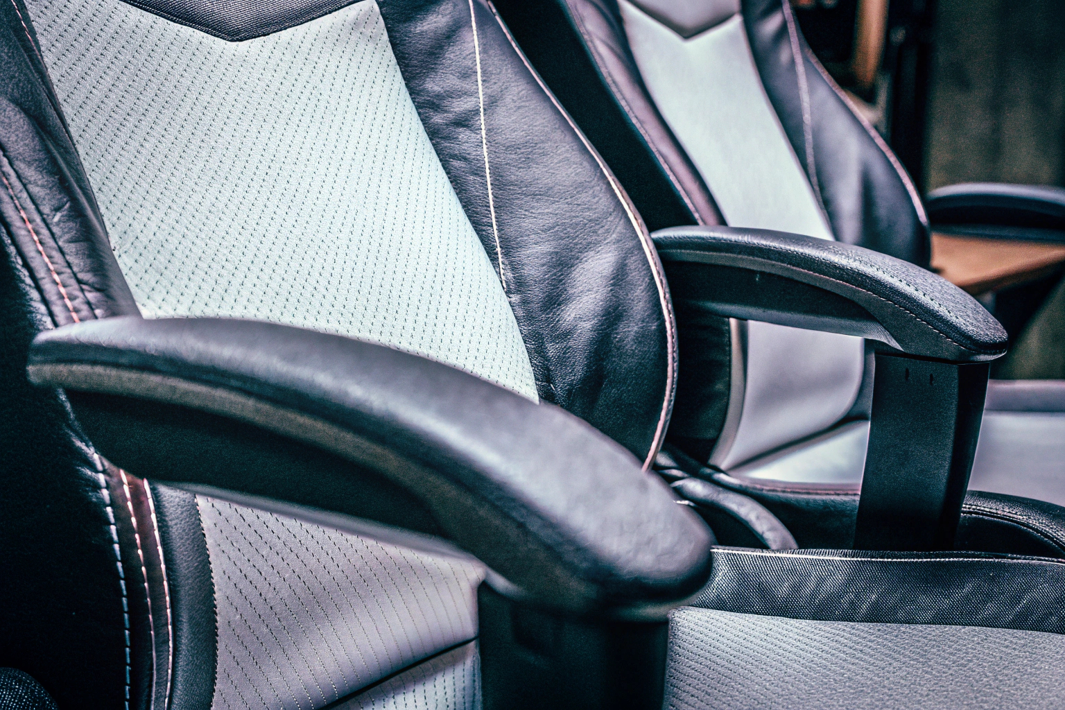Detailaufnahme eines ergonomischen Gaming-Stuhls mit verstellbarer Rückenlehne und Armlehnen. Ergonomischer Gaming-Stuhl