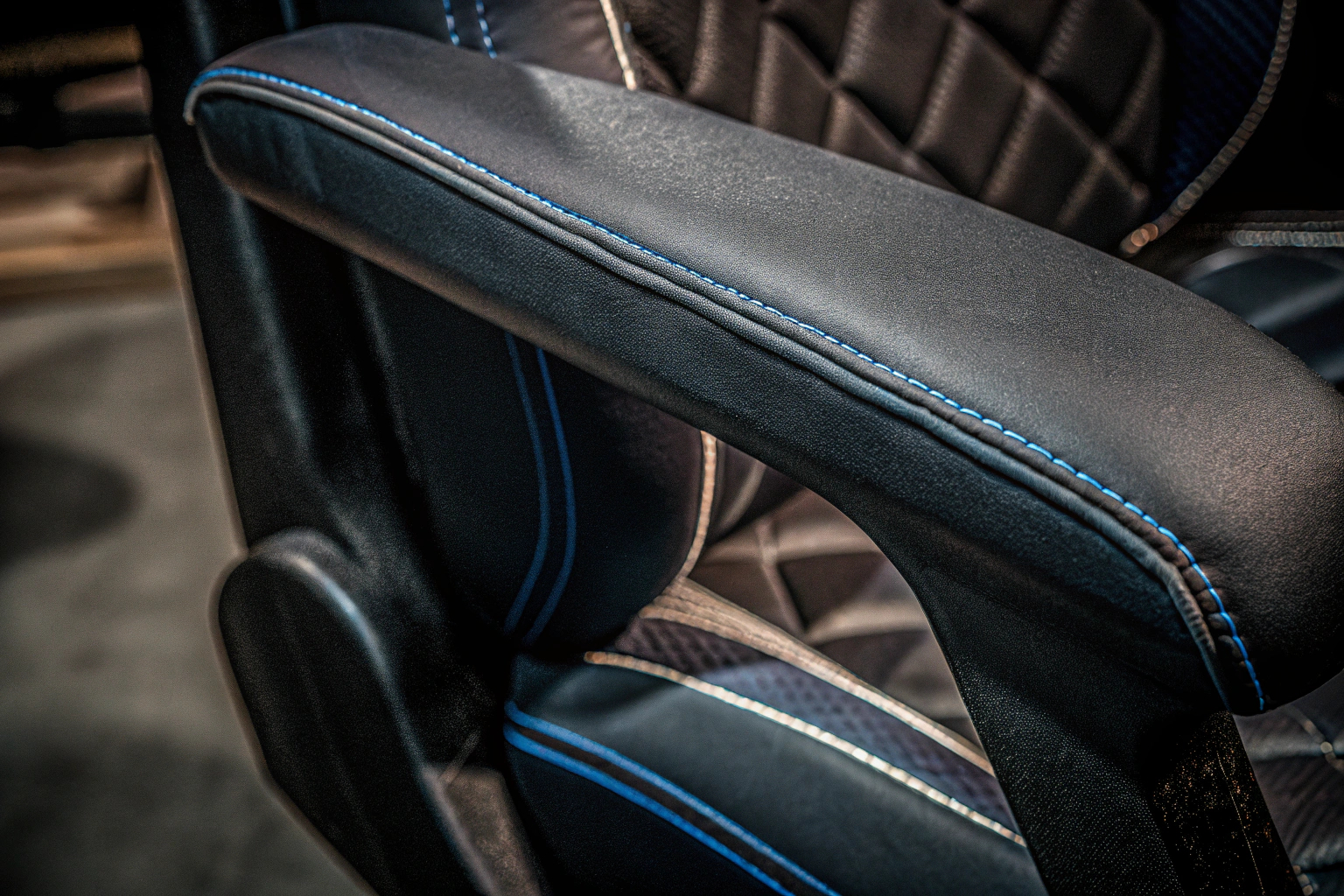 Detailaufnahme eines ergonomischen Gaming-Stuhls mit verstellbarer Rückenlehne und Lendenwirbelstütze. Ergonomischer Gaming-Stuhl