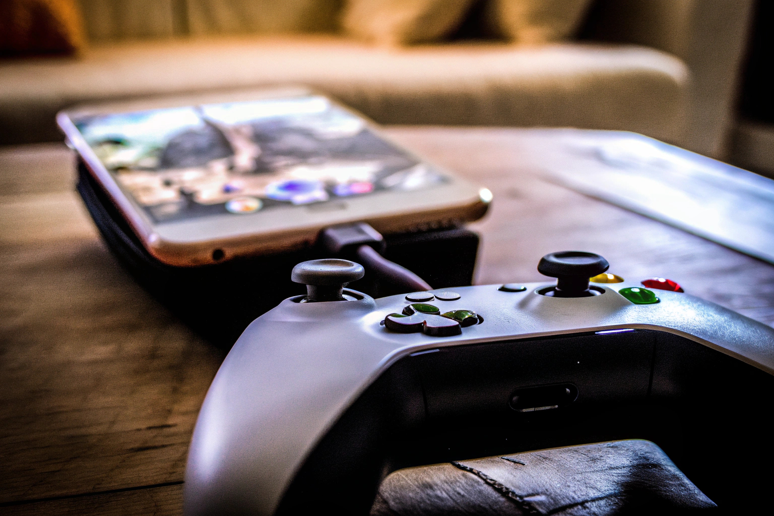 Detailaufnahme eines Game Controllers, der mit einem Smartphone verbunden ist. Game Controller mit Smartphone