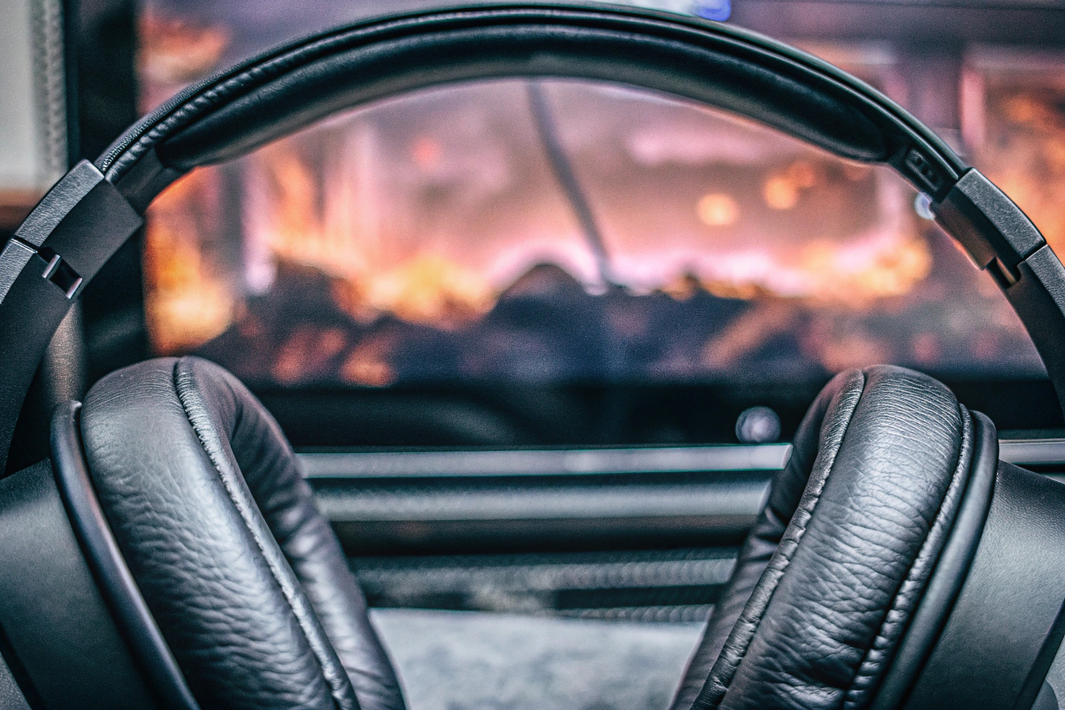 Detailaufnahme eines Gamers, der ein modernes Headset trägt und in ein spannendes Spiel vertieft ist. Gamer mit Headset