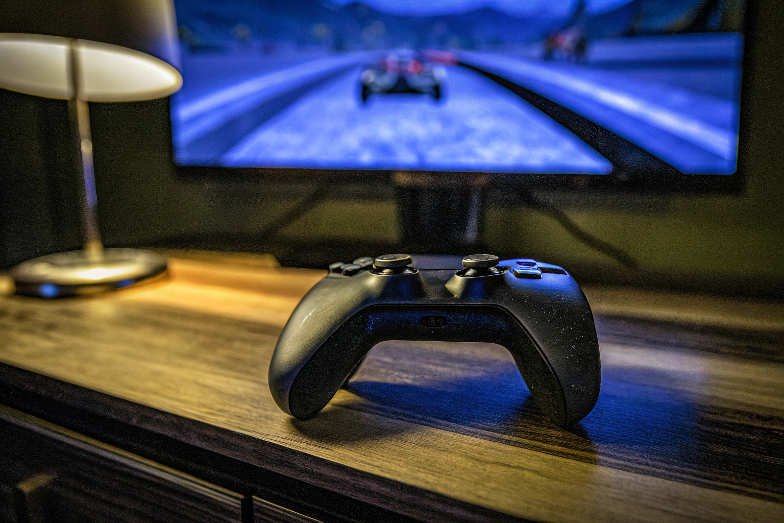 Detailaufnahme eines Gamers, der ein spannendes Rennspiel auf der PS5 spielt. Gamer spielt ein Rennspiel auf der PS5