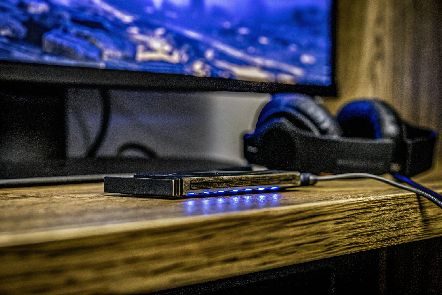 Detailaufnahme eines Gamers, der mit Kopfhörern spielt und eine Soundkarte verwendet. Gamer mit Soundkarte und Kopfhörern