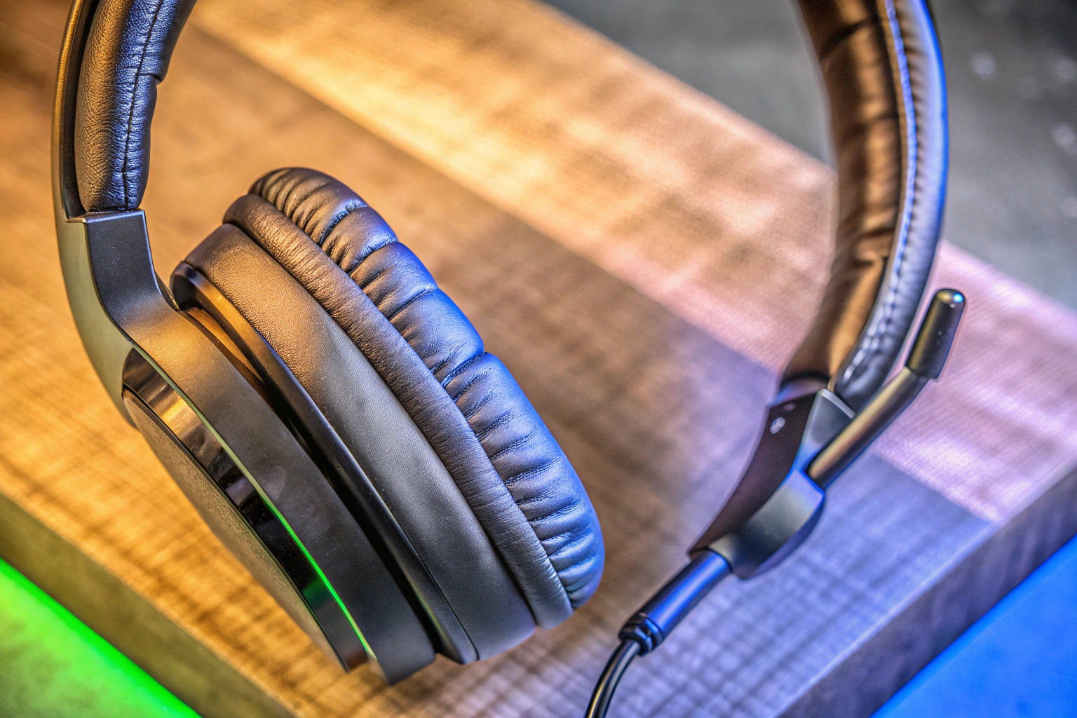Detailaufnahme eines Gaming-Headsets, das über ein Mikrofon und Ohrpolster aus Kunstleder verfügt. Gaming-Headset mit Mikrofon und Ohrpolstern