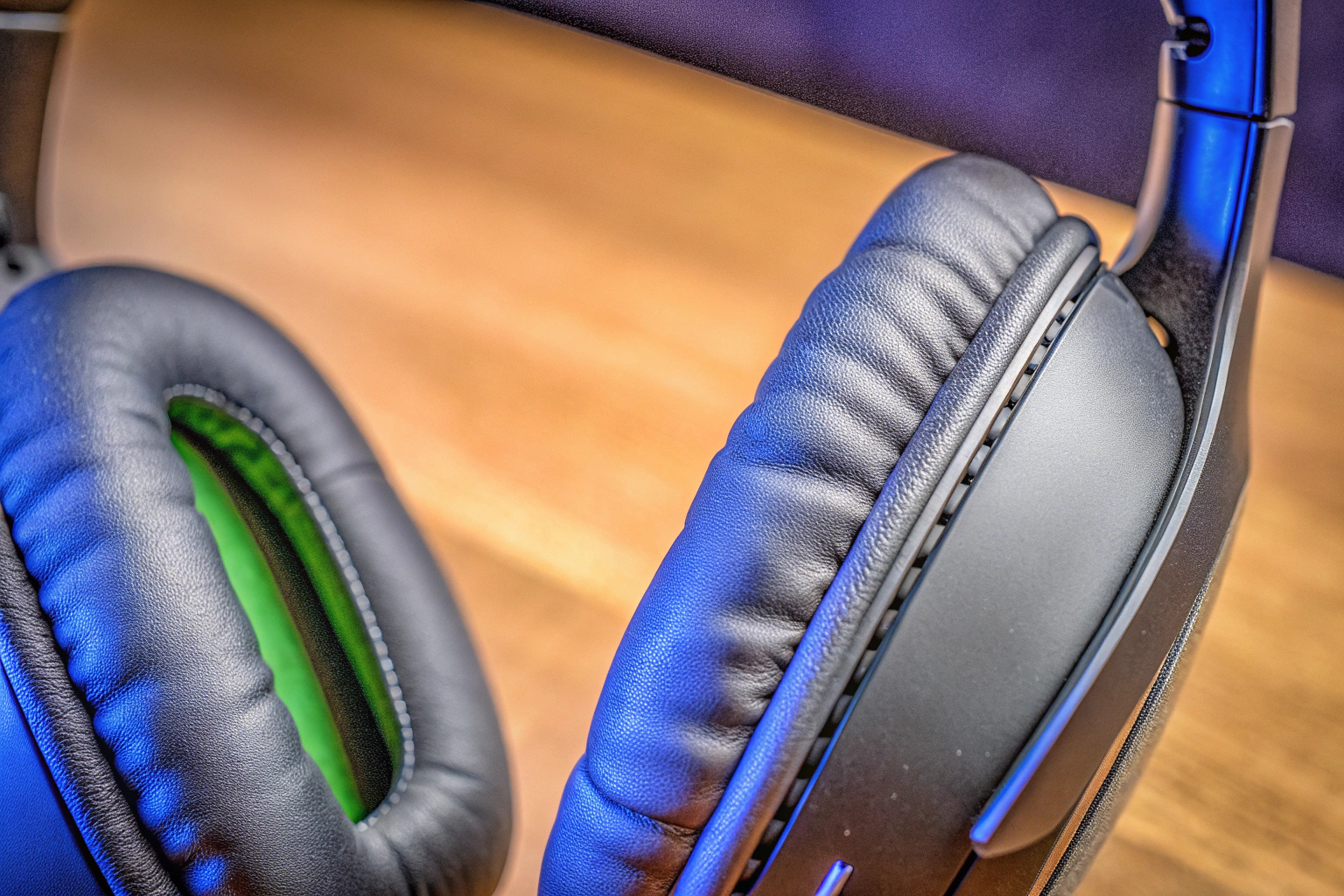 Detailaufnahme eines Gaming-Headsets mit Fokus auf die Ohrmuscheln und das Mikrofon. Gaming-Headset mit Ohrmuscheln und Mikrofon