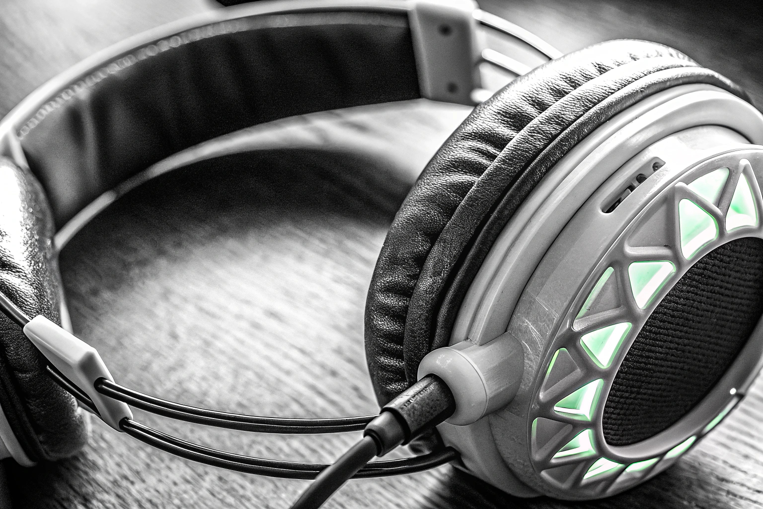 Detailaufnahme eines Gaming-Headsets mit Fokus auf die Ohrmuscheln und das Mikrofon. Gaming-Headset Detailaufnahme