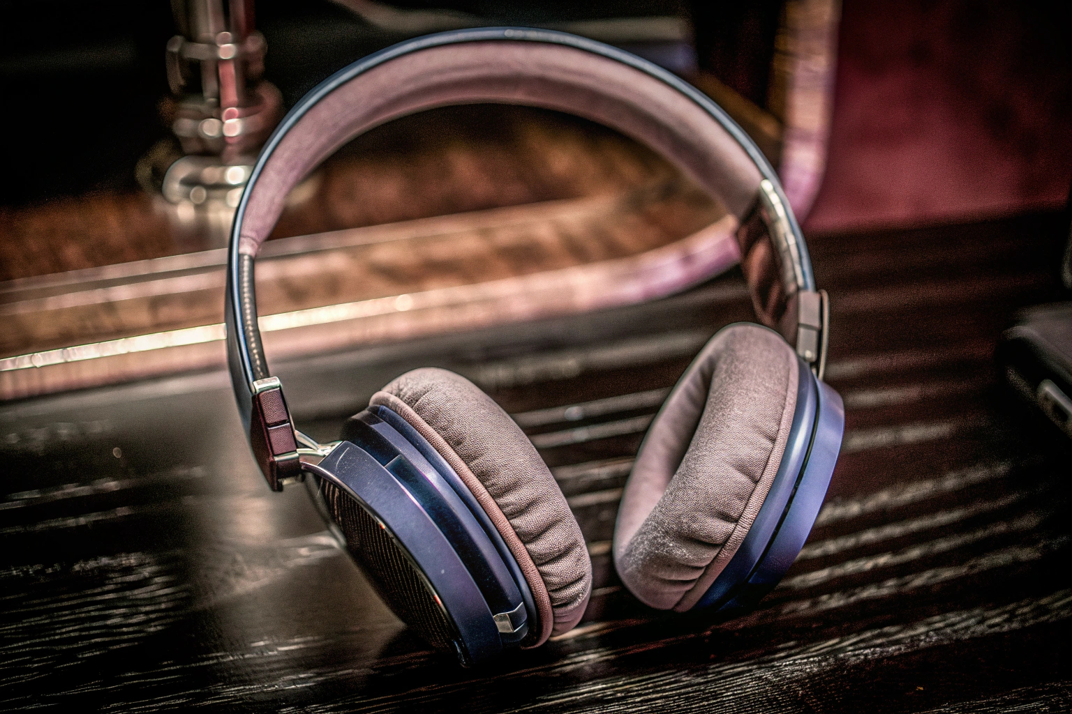 Detailaufnahme eines Gaming-Headsets mit komfortablen Ohrpolstern und Mikrofon. Gaming-Headset mit Ohrpolstern und Mikrofon