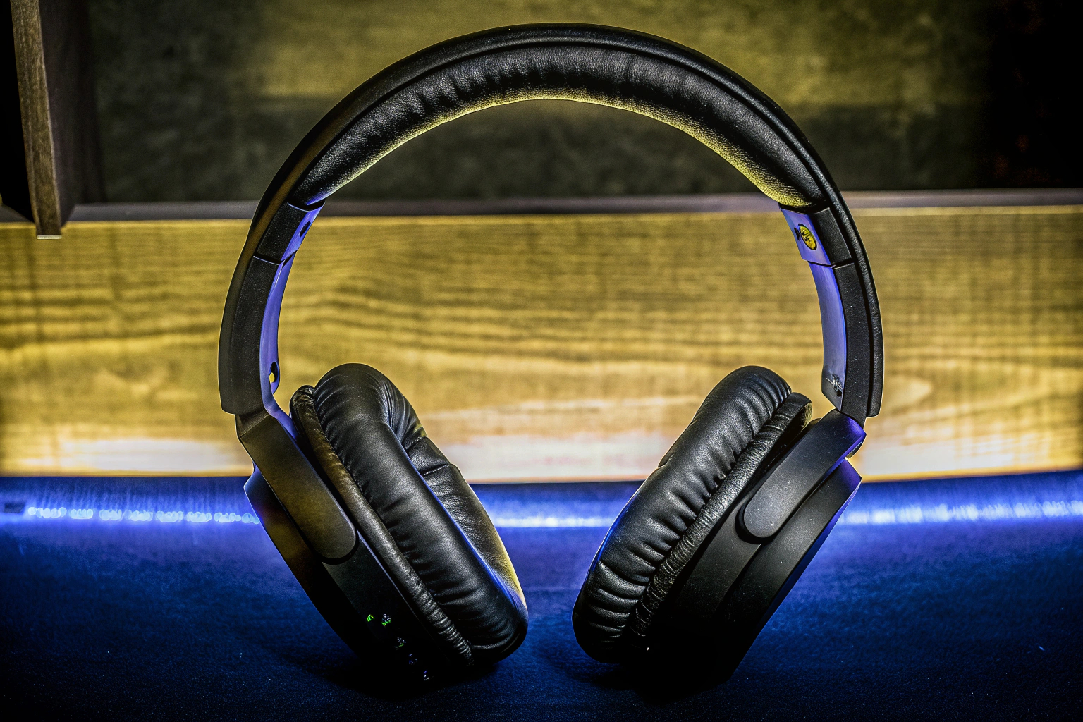 Detailaufnahme eines Gaming-Headsets mit LED-Beleuchtung. Gaming-Headset mit LED