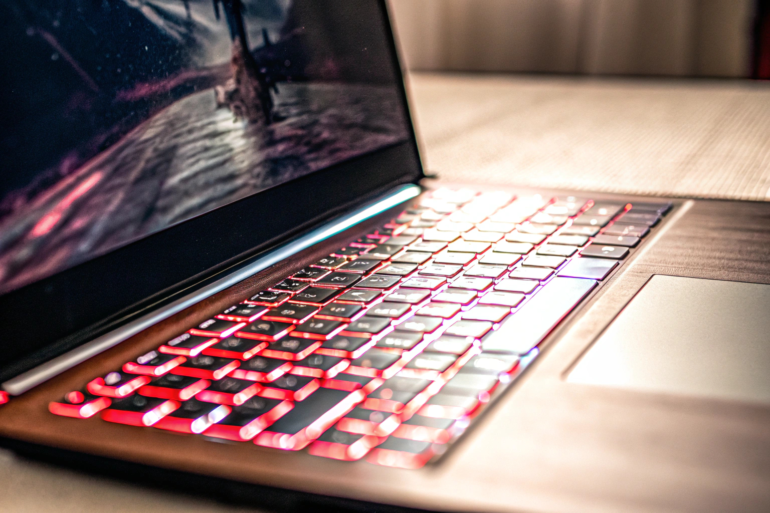 Detailaufnahme eines Gaming-Laptops mit beleuchteter Tastatur, ideal für das Spielen in dunklen Umgebungen. Beleuchtete Gaming-Tastatur