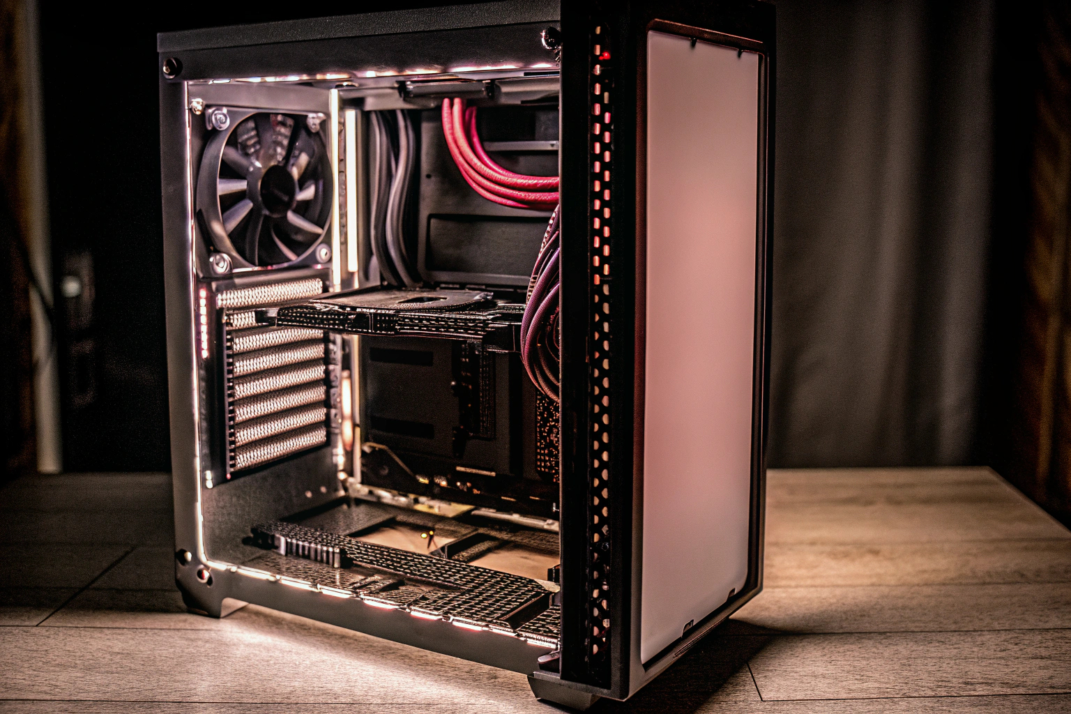 Detailaufnahme eines Gaming-PCs mit energieeffizienter Hardware. Energieeffiziente Gaming-Hardware
