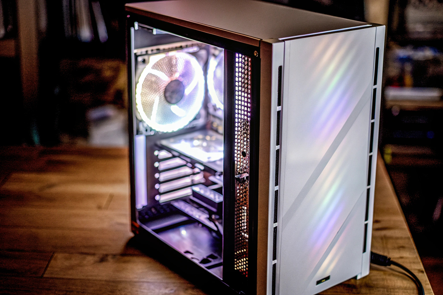 Detailaufnahme eines Gaming-PCs mit leuchtender RGB-Beleuchtung und transparentem Gehäuse. Gaming-PC mit RGB-Beleuchtung