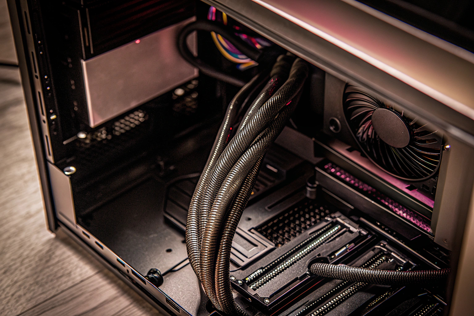 Detailaufnahme eines Gaming-PCs mit sichtbarem Kabelmanagement und sauberer Hardware. Gaming-PC mit Kabelmanagement