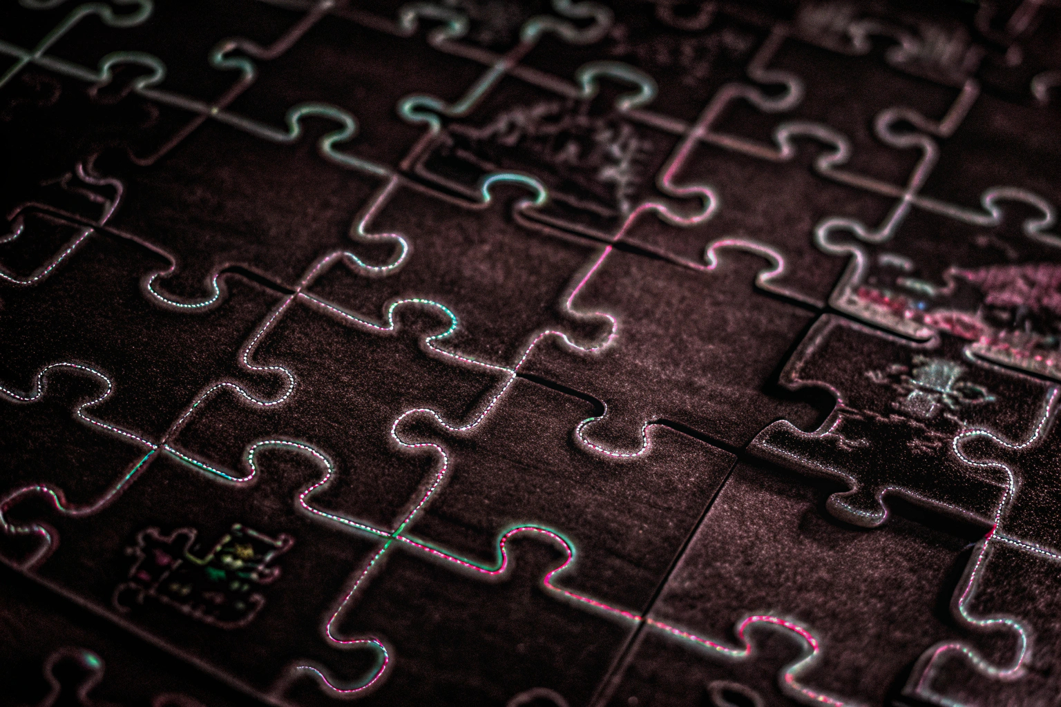 Detailaufnahme eines Gaming-Puzzles mit Neon-Design Neon Gaming Puzzle