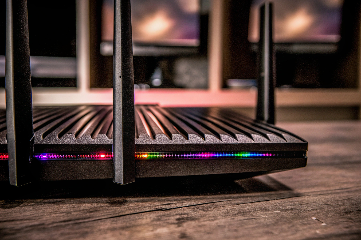 Detailaufnahme eines Gaming-Routers mit leuchtenden LEDs. Gaming-Router mit LEDs