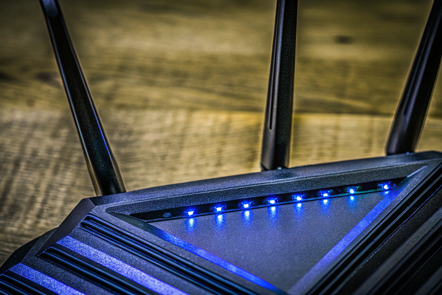 Detailaufnahme eines Gaming-Routers mit mehreren Antennen, ideal für eine stabile und schnelle Internetverbindung. Gaming-Router mit mehreren Antennen