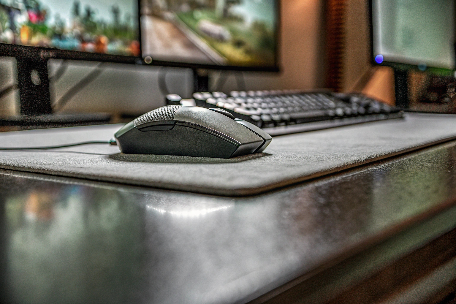 Detailaufnahme eines Gaming-Setups mit Maus, Mauspad und Tastatur. Gaming-Setup mit Maus und Mauspad