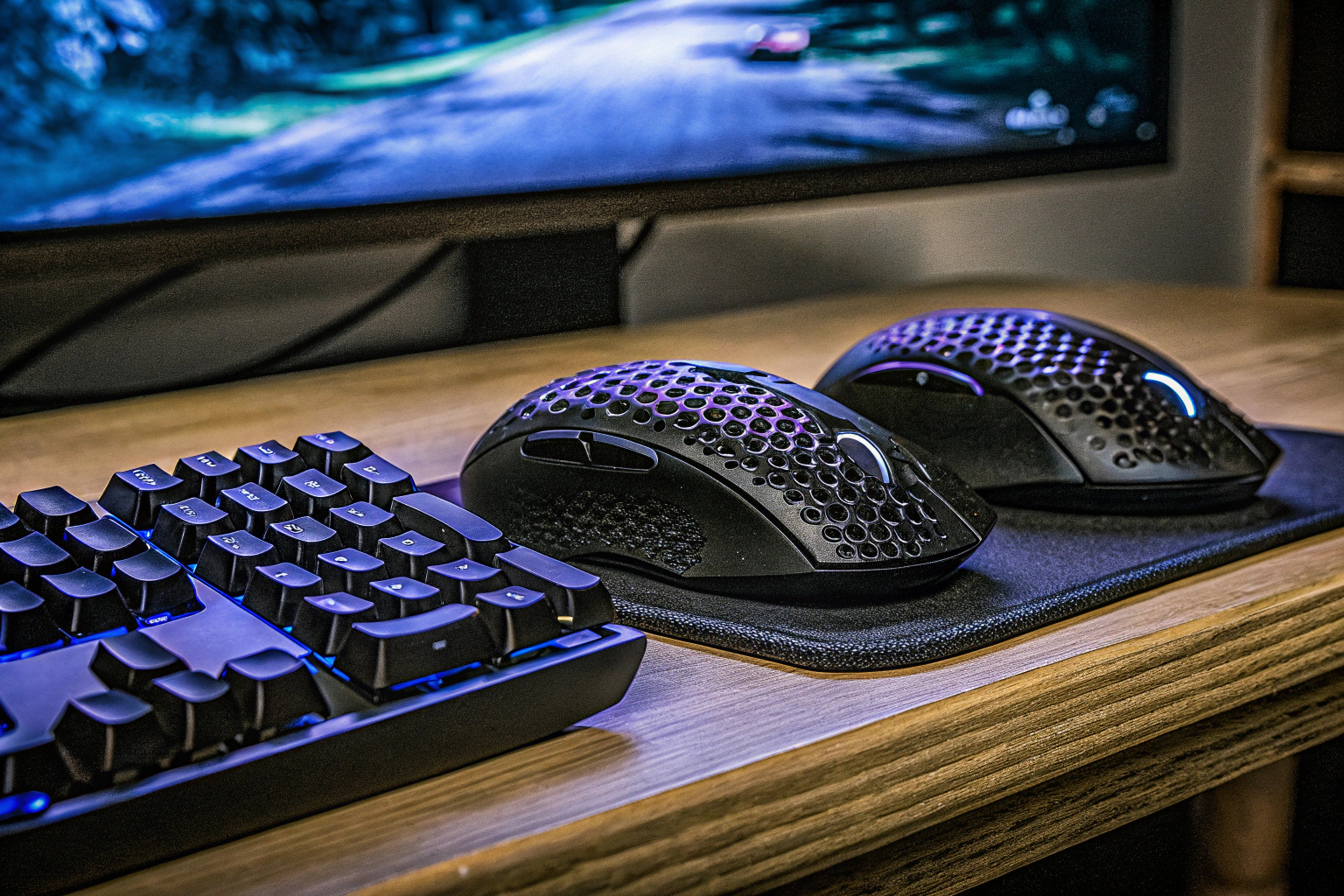 Detailaufnahme eines Gaming-Setups mit RGB-Beleuchtung. Gaming-Setup mit RGB-Beleuchtung