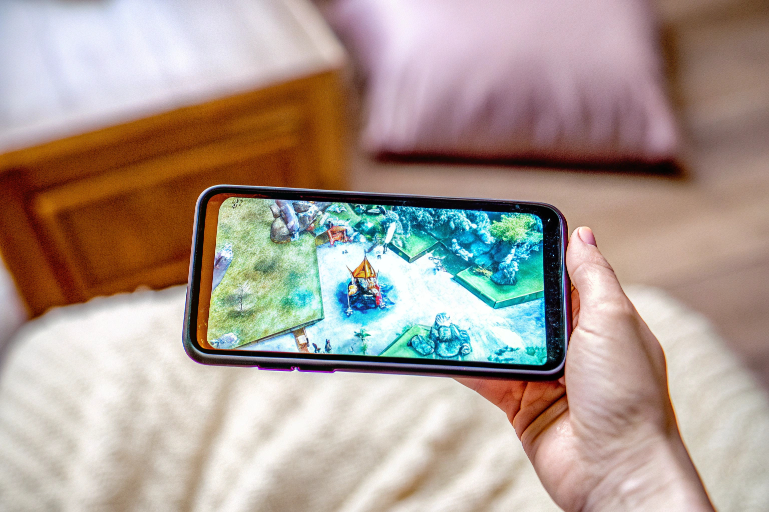 Detailaufnahme eines Gaming-Smartphones mit aktivem Spiel auf dem Bildschirm Gaming-Smartphone mit aktivem Spiel