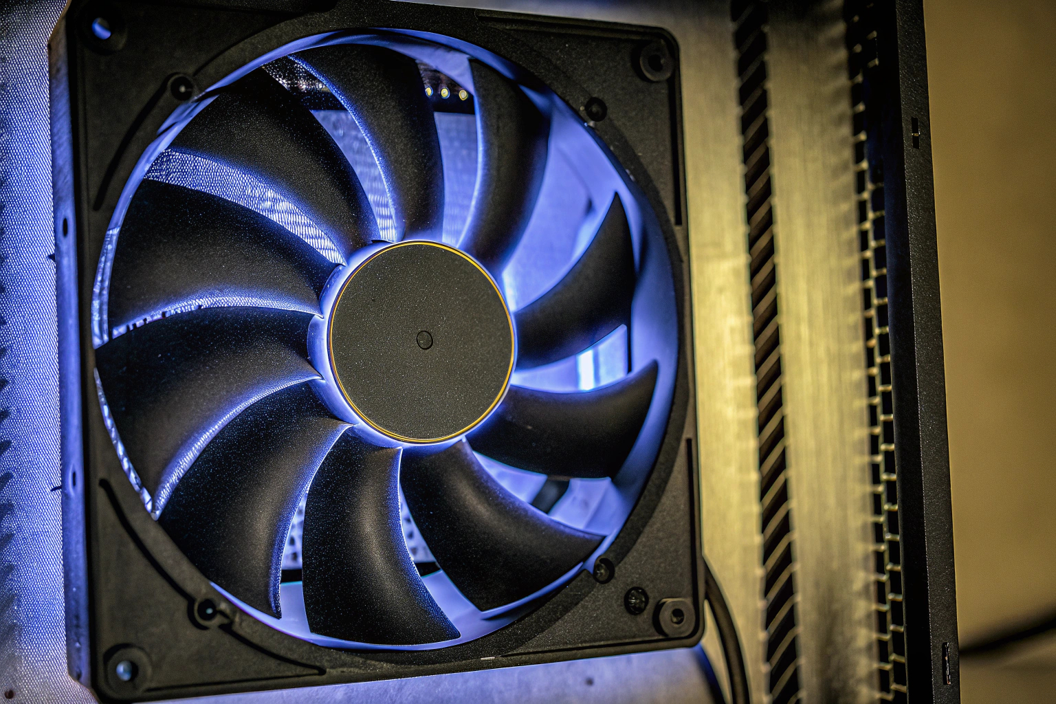 Detailaufnahme eines Gehäuselüfters, der in einem PC installiert ist. Gehäuselüfter im PC