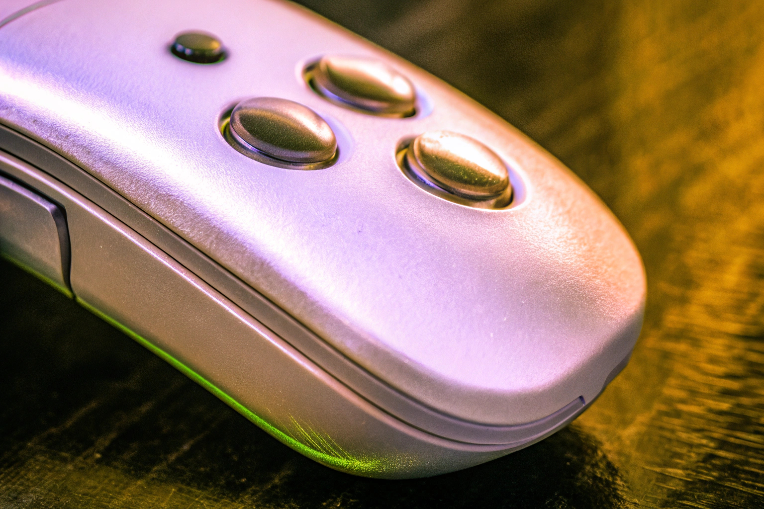 Detailaufnahme eines Handheld-Gaming-Geräts mit ergonomischem Design und RGB-Beleuchtung. Ergonomisches Handheld-Gaming-Gerät