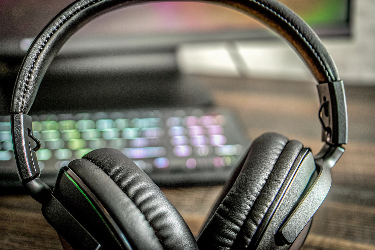Detailaufnahme eines Headsets mit RGB-Beleuchtung. RGB-beleuchtetes Headset