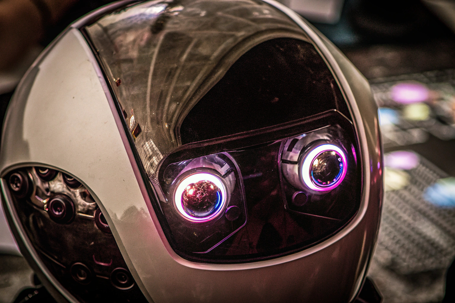 Detailaufnahme eines interaktiven Roboters mit leuchtenden LED-Augen und futuristischem Design. Interaktiver Roboter mit LED-Augen