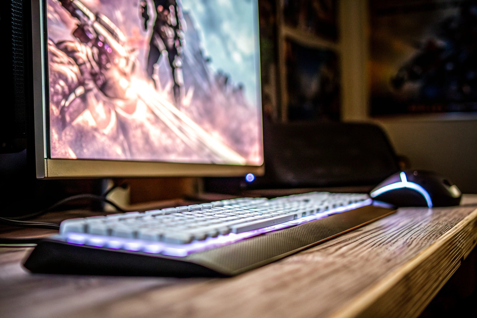 Detailaufnahme eines jungen Gamers, der konzentriert auf seinen Bildschirm schaut, während er ein spannendes Spiel spielt. Junger Gamer beim Spielen