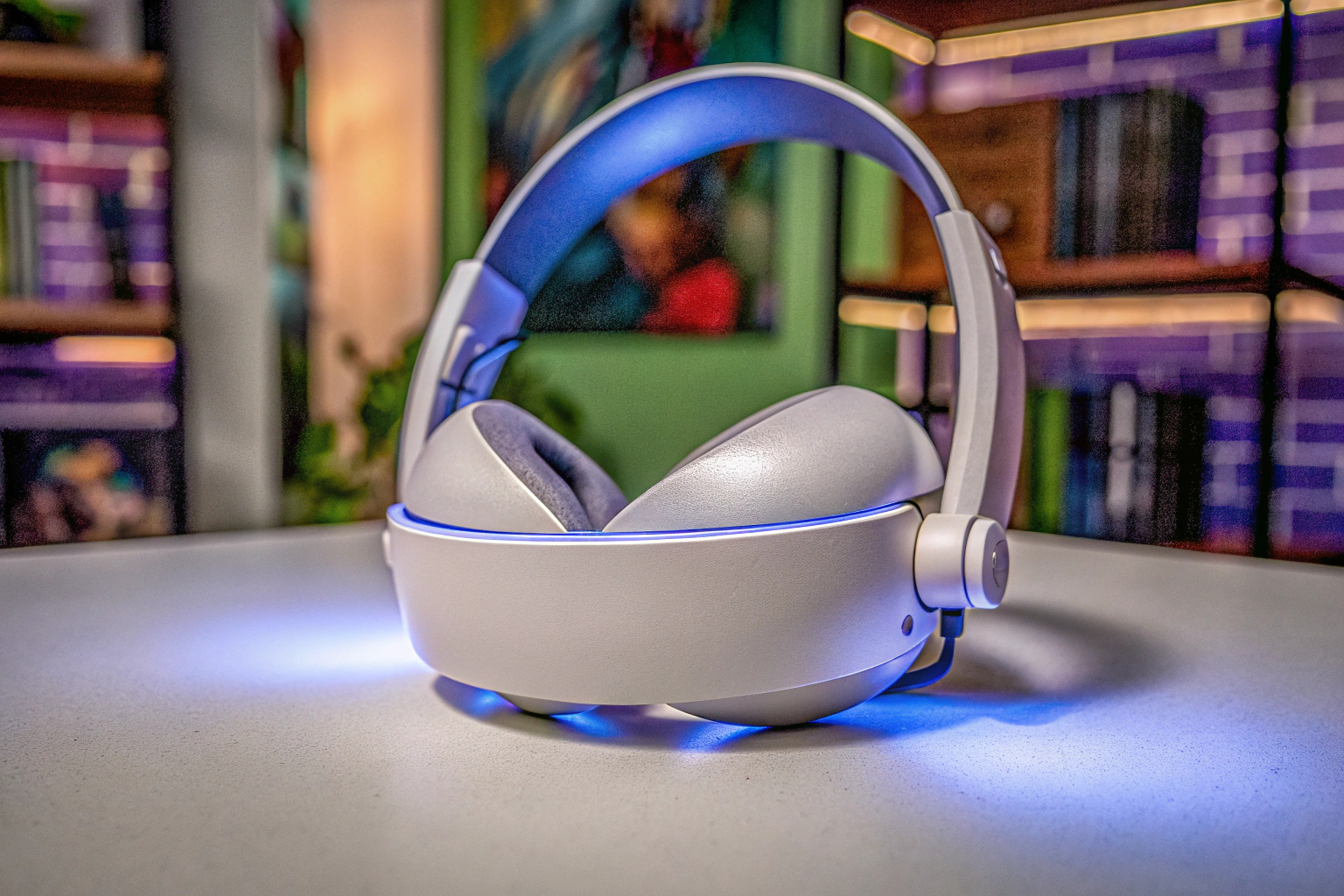 Detailaufnahme eines Meta Quest 3 Headsets, beleuchtet in einem modernen Gaming-Raum. Meta Quest 3 VR-Headset