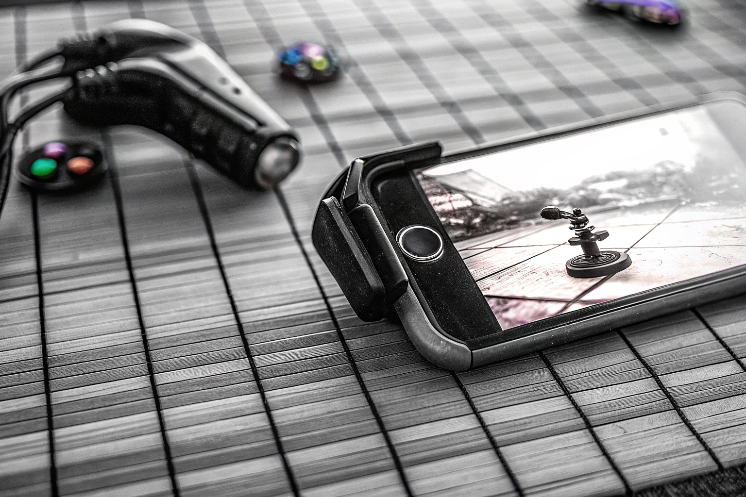 Detailaufnahme eines Mobilgeräts mit aufgesetztem Gaming-Trigger. Mobilgerät mit Gaming-Trigger