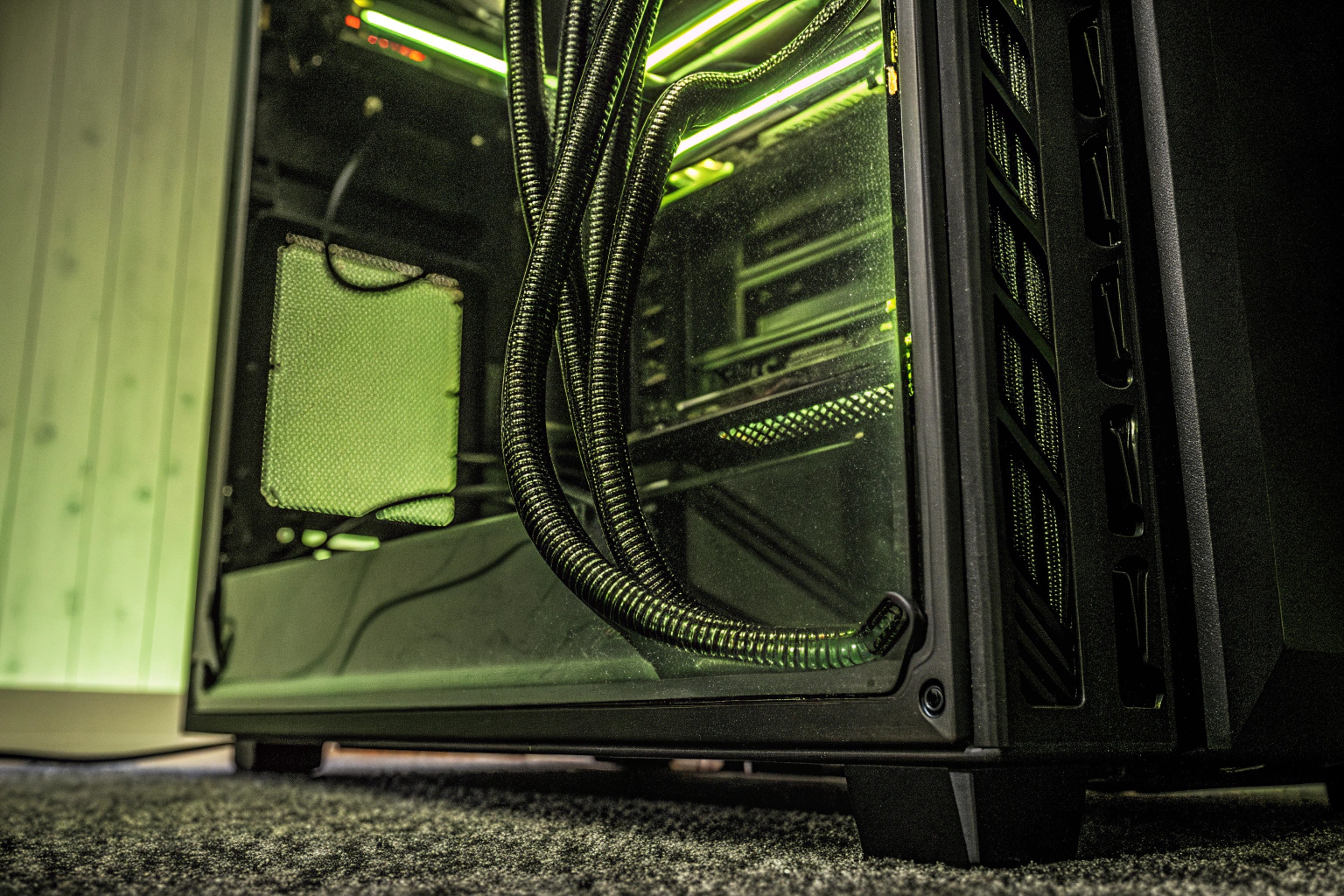 Detailaufnahme eines modifizierten Gaming-PCs mit farblich abgestimmter Beleuchtung Modifizierter Gaming-PC