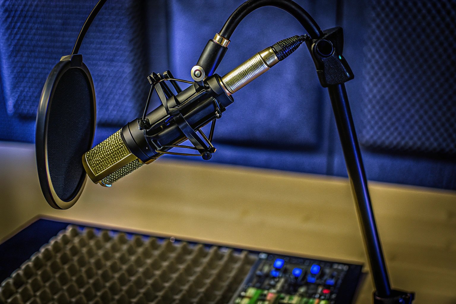 Detailaufnahme eines professionellen Podcast-Setups mit Mikrofon und Soundkarte. Podcast-Setup