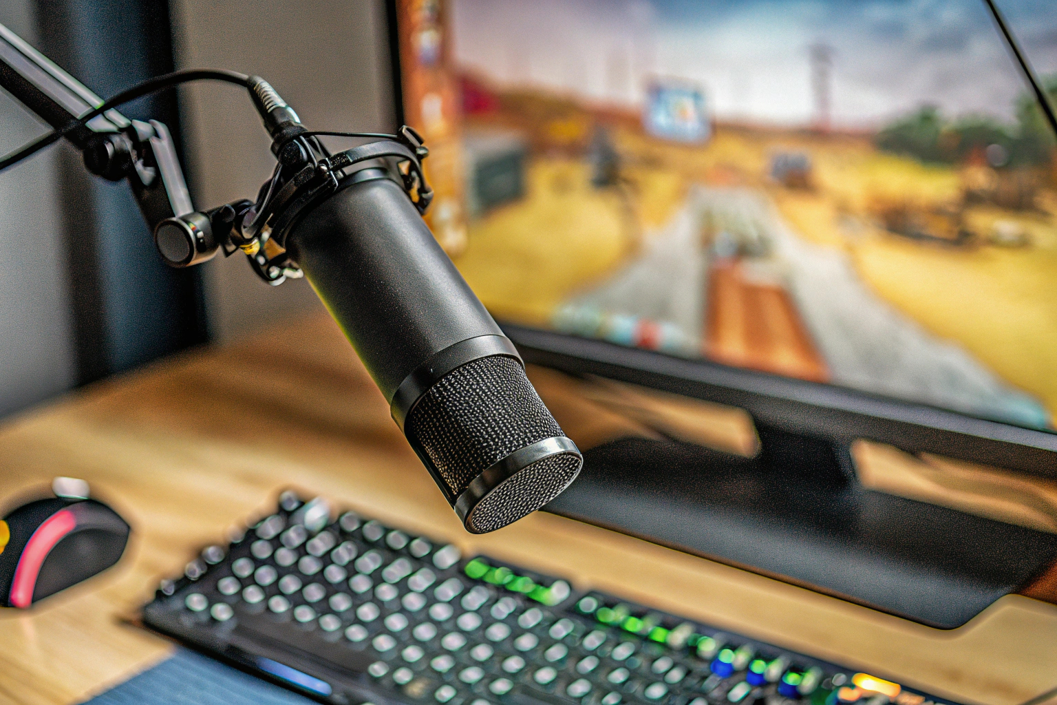 Detailaufnahme eines professionellen Streaming-Setups mit Mikrofon, Webcam und Beleuchtung. Professionelles Streaming-Setup
