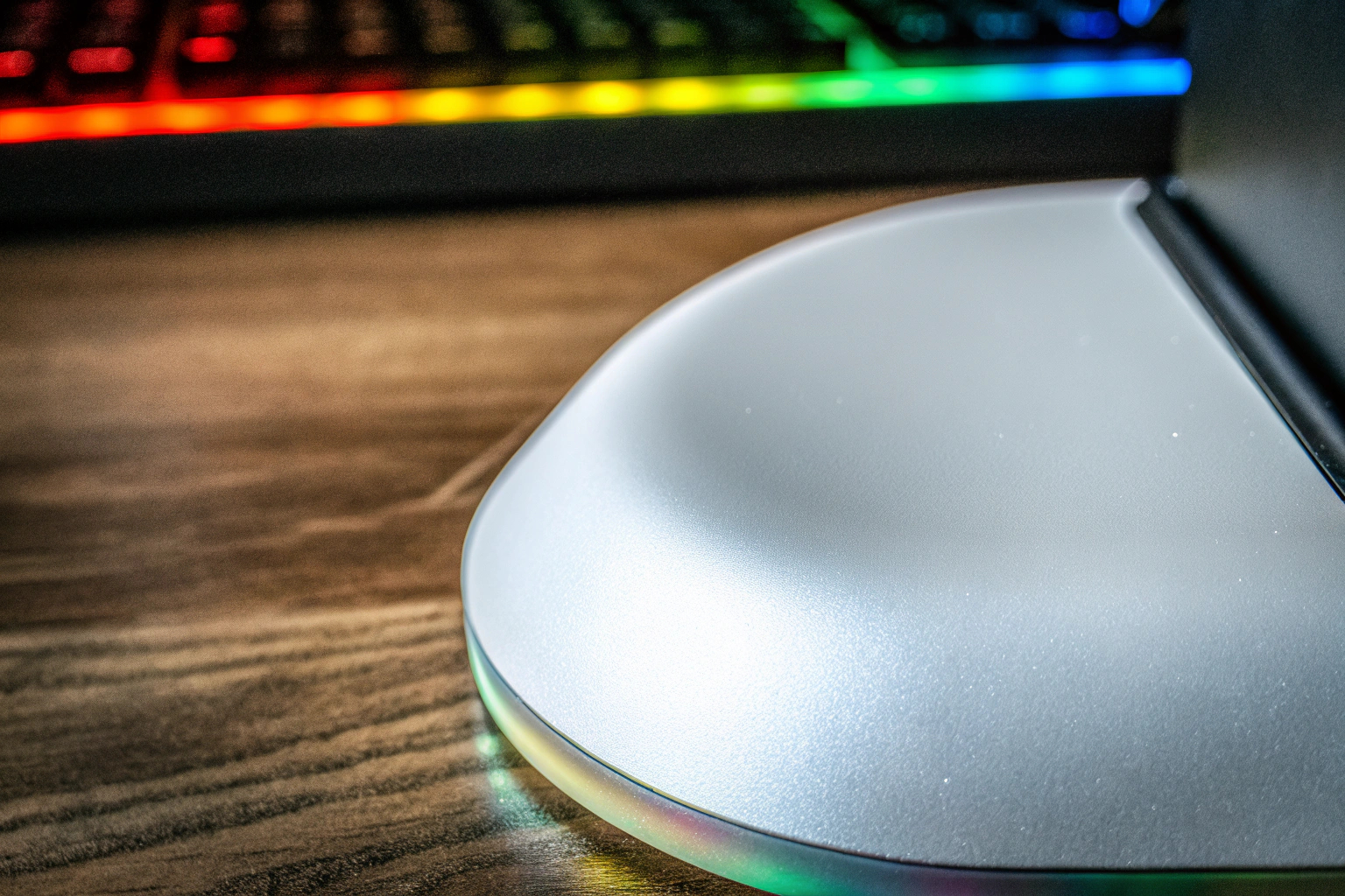 Detailaufnahme eines RGB-Kopfhörerständers mit mehreren Beleuchtungsmodi. RGB Kopfhörerständer