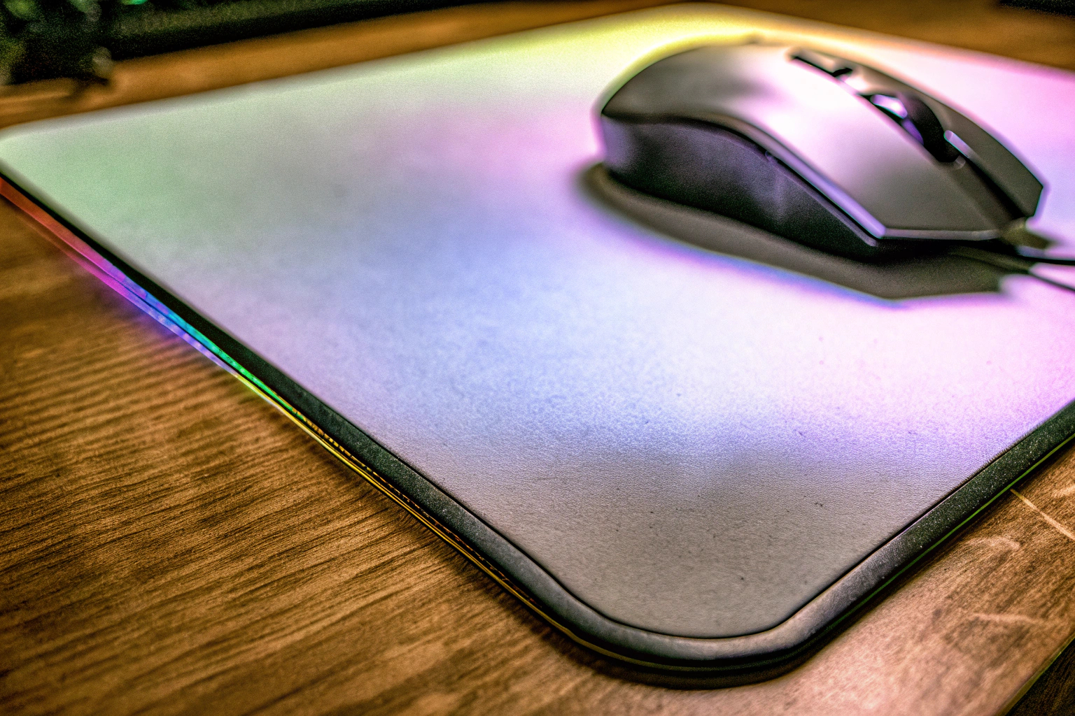 Detailaufnahme eines RGB-Mauspads mit beeindruckenden Beleuchtungseffekten, ideal für Gamer. RGB-Mauspad für Gamer