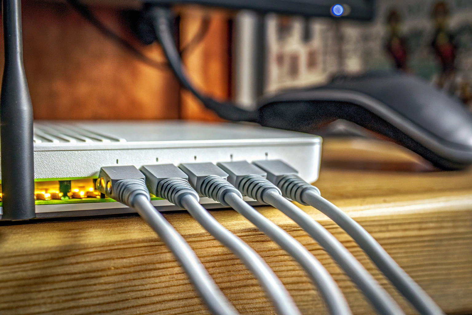 Detailaufnahme eines Routers, der Daten überträgt und das Netzwerk optimiert. Router überträgt Daten