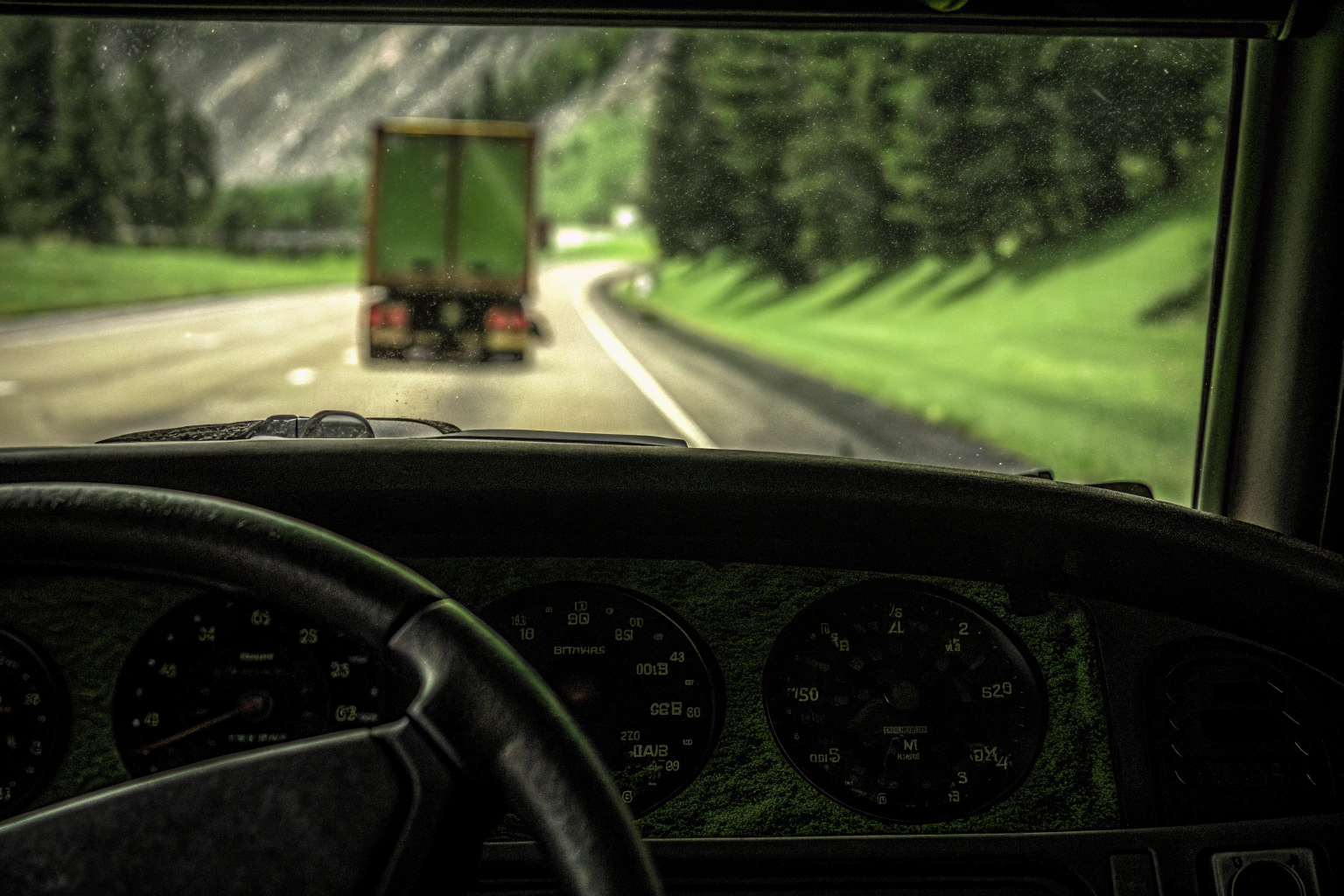 Detailaufnahme eines Simulationsspiels, das einen realistischen LKW auf einer Autobahn zeigt. Realistischer LKW Simulator