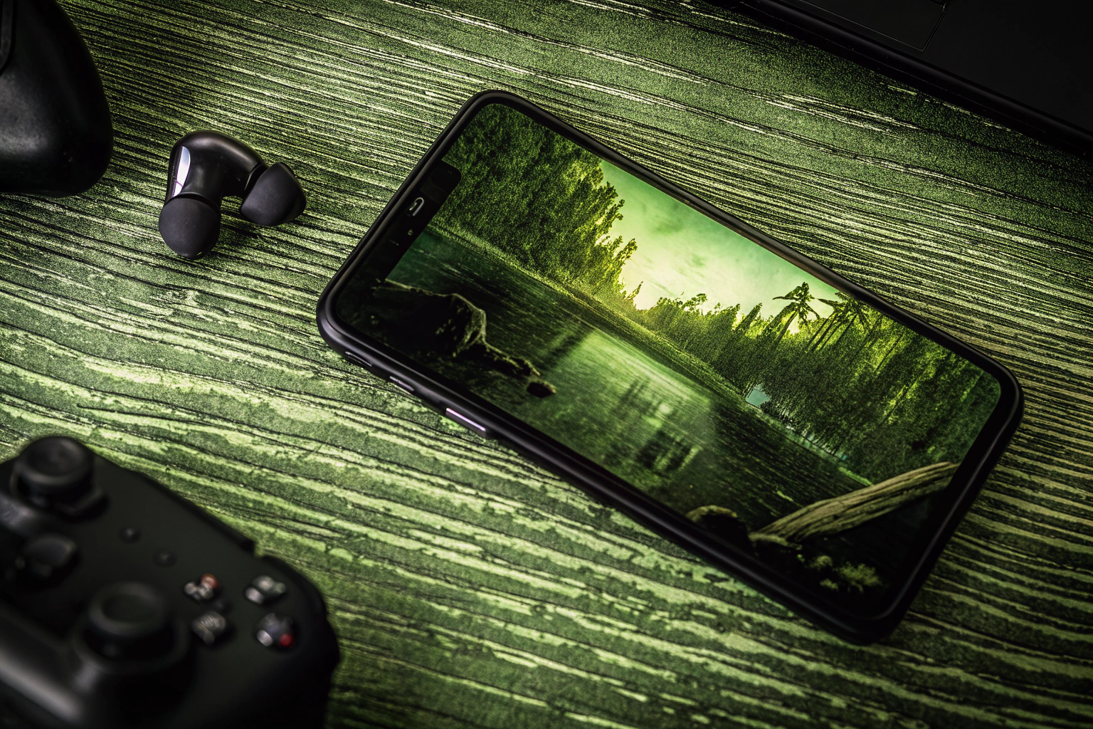 Detailaufnahme eines Smartphones mit einem beliebten Spiel auf dem Bildschirm. Smartphone mit Spiel