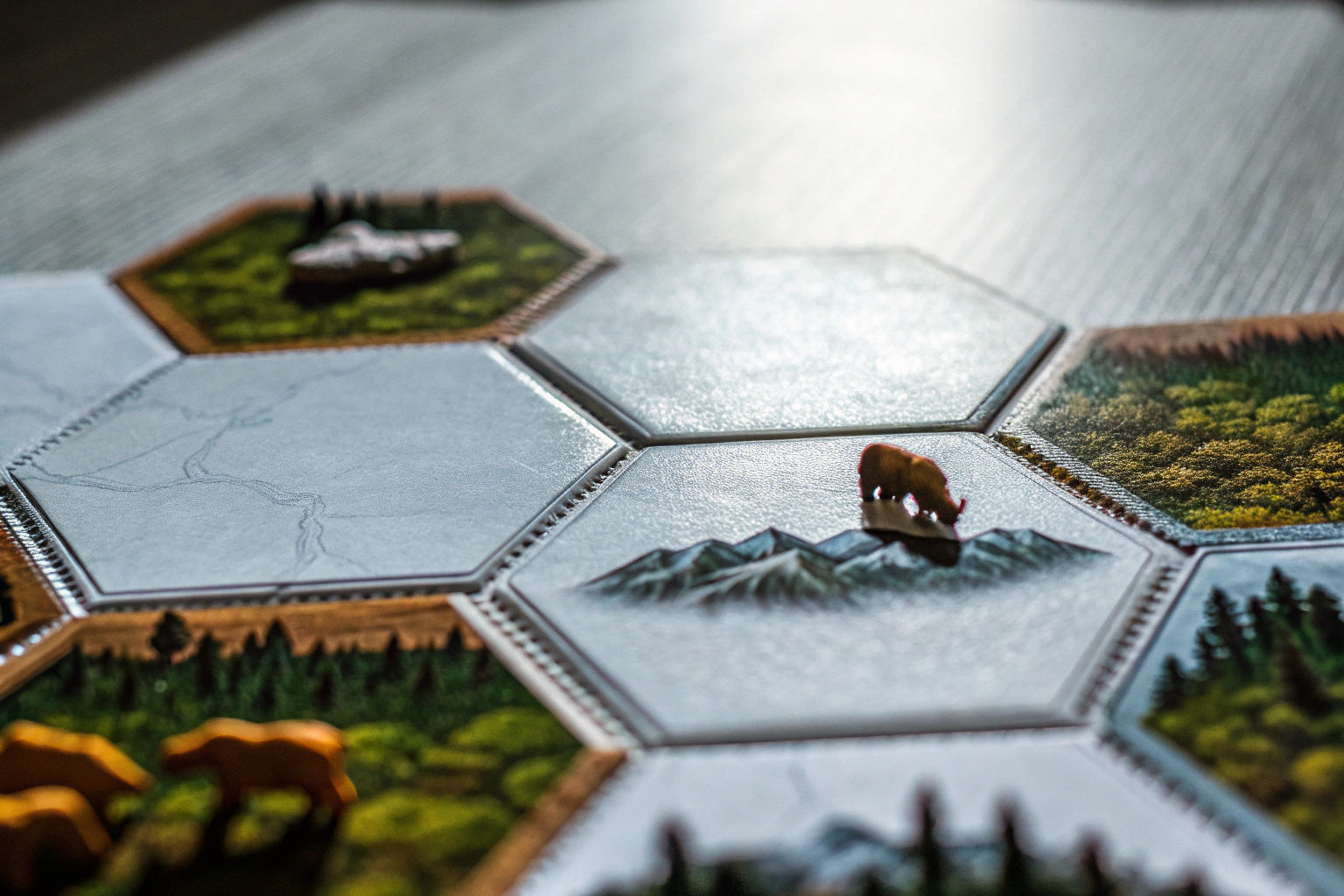 Detailaufnahme eines Spielbretts von Cascadia, das die verschiedenen Landschaften zeigt. Spielbrett von Cascadia