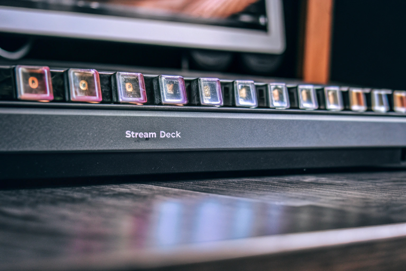 Detailaufnahme eines Stream Decks mit anpassbaren Tasten. Stream Deck für Streaming