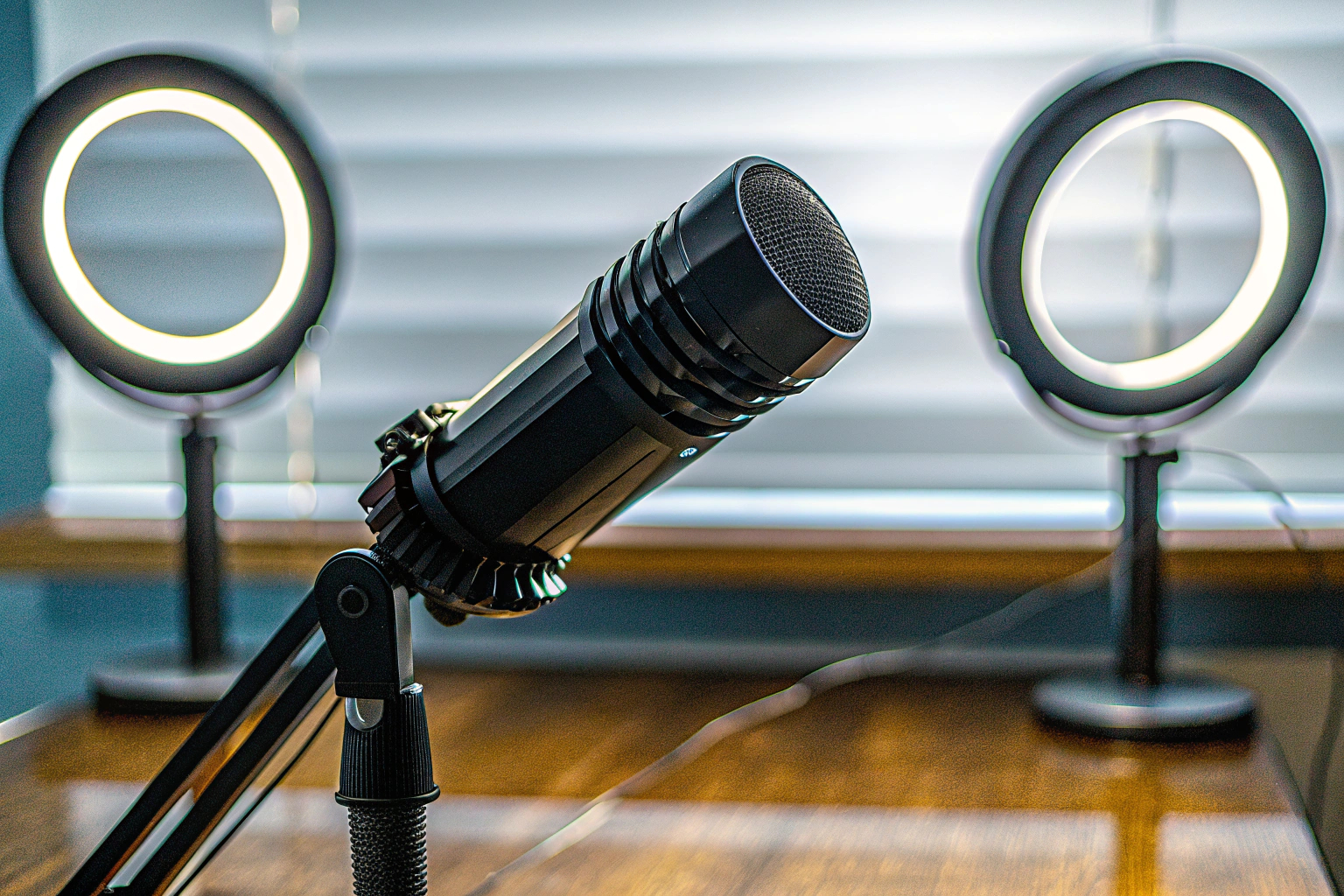 Detailaufnahme eines Streaming-Setups mit einem Mikrofon und Ringlichtern, perfekt für den Einsatz bei Twitch oder YouTube. Streaming-Setup mit Mikrofon und Ringlichtern
