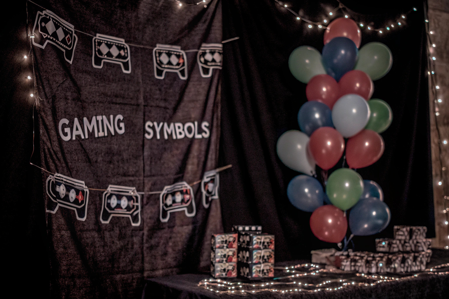 Detailaufnahme von Gaming-Dekorationen mit Ballons und Bannern im Hintergrund. Gaming-Dekoration mit Ballons und Bannern