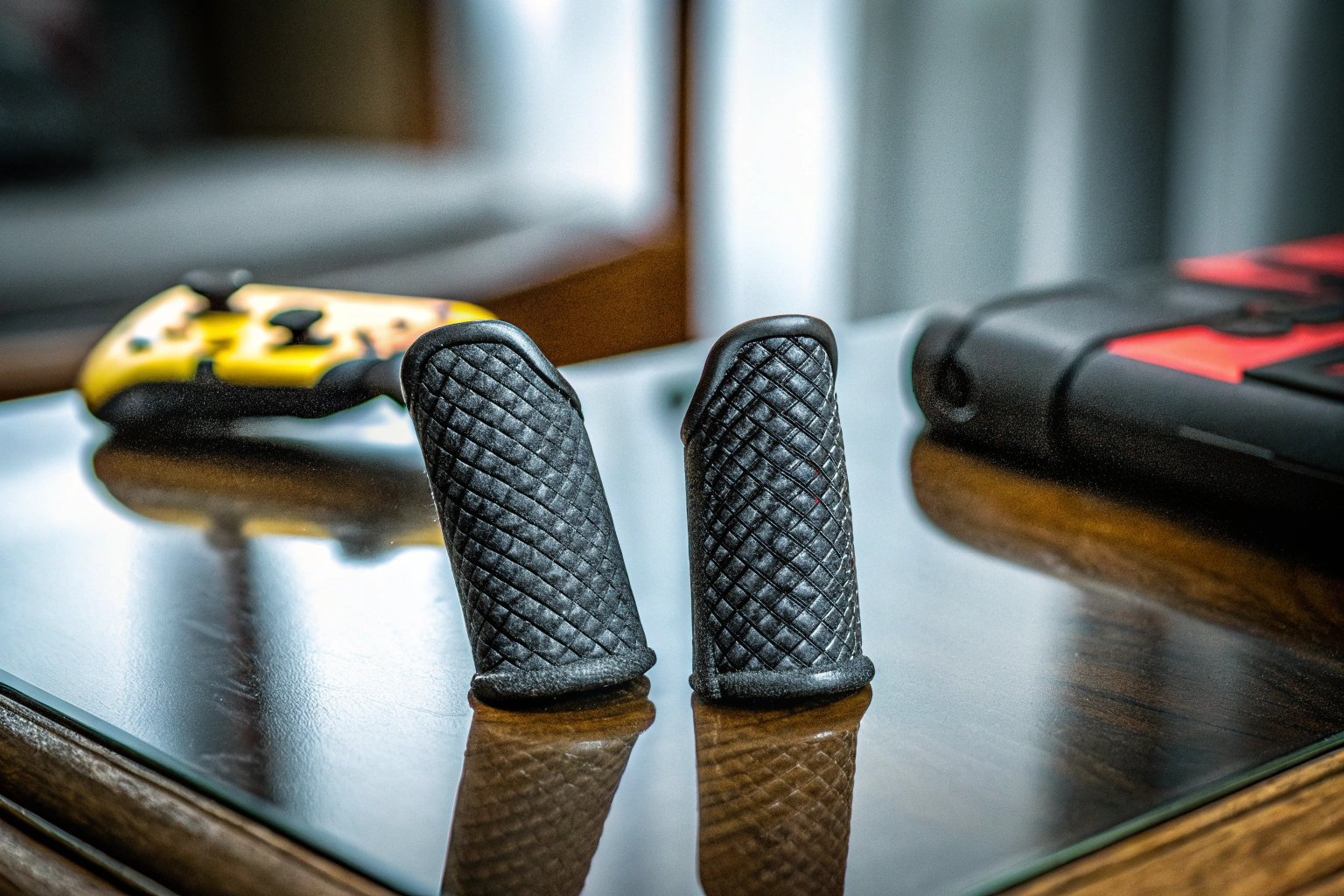 Detailaufnahme von Gaming Finger Sleeves, die beim Spielen auf einem Smartphone verwendet werden. Gaming Finger Sleeves in Aktion