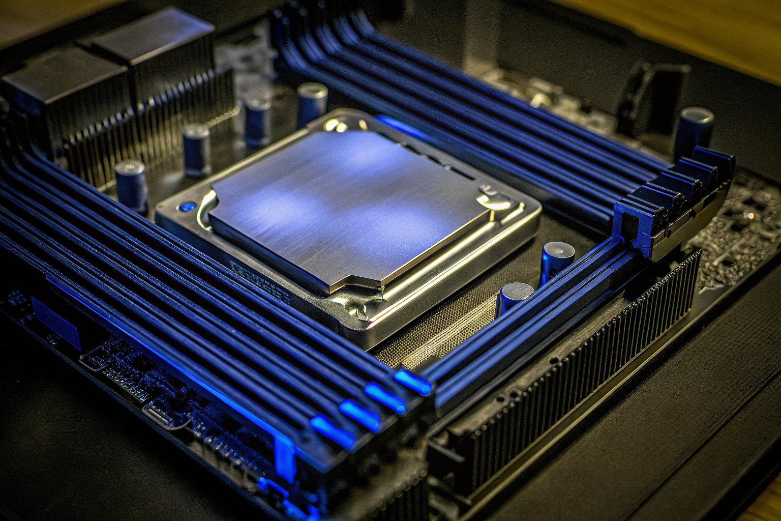 Detailaufnahme von PC-Komponenten wie CPU, GPU und Mainboard. PC-Komponenten