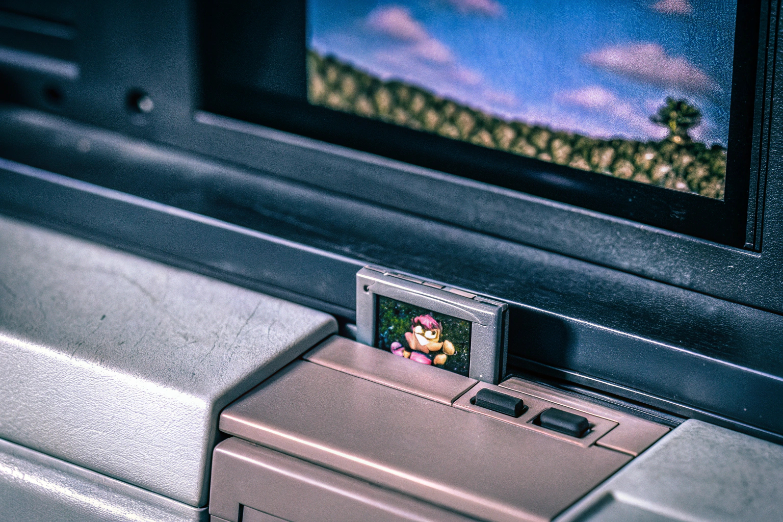 Detailaufnahme von Super Mario World auf einem SNES, ein Klassiker unter den Videospielen. Super Mario World auf SNES