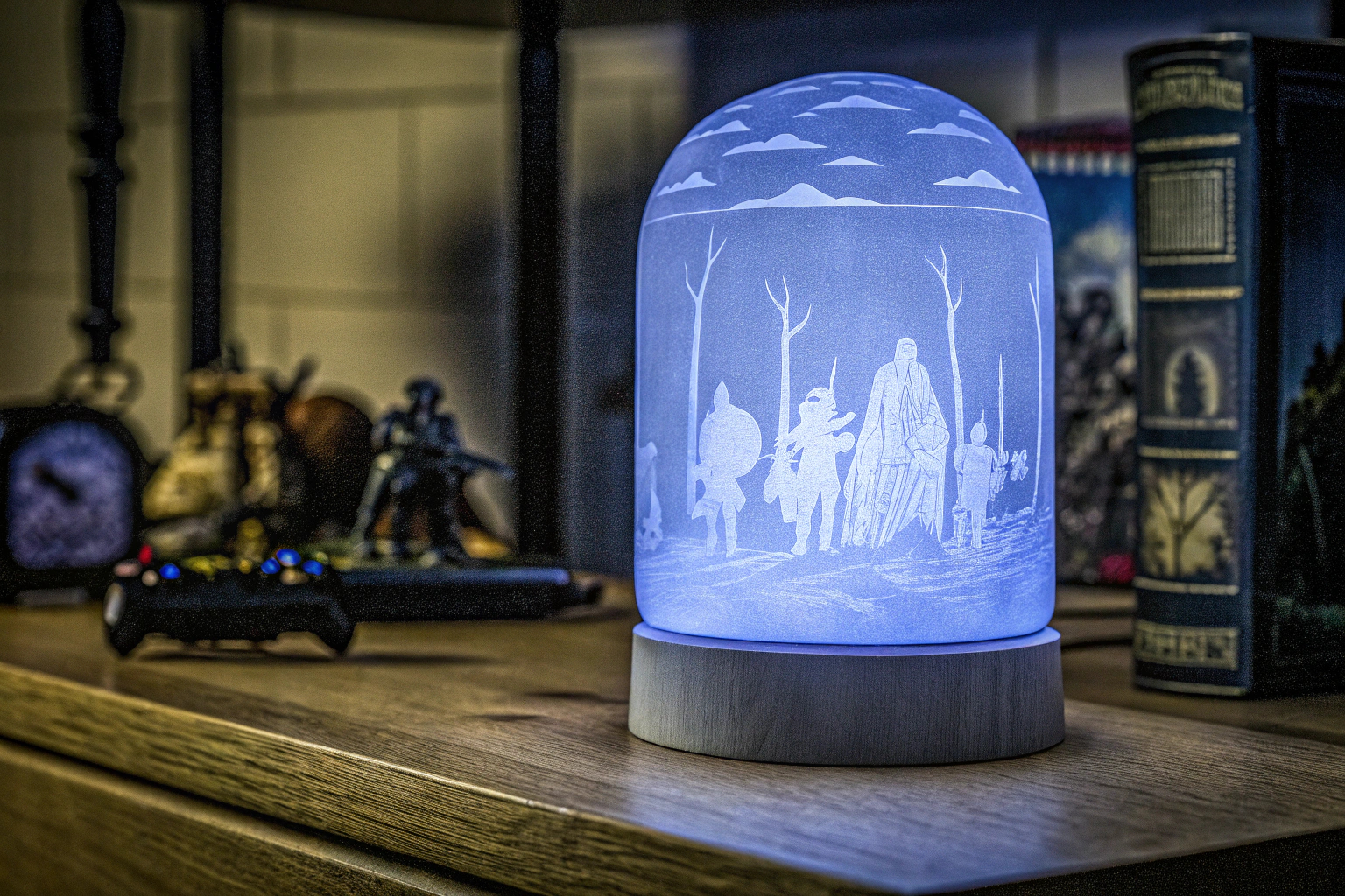 Die Herr der Ringe LED Lampe leuchtet auf einem Regal und verbreitet eine magische Atmosphäre. Herr der Ringe LED Lampe