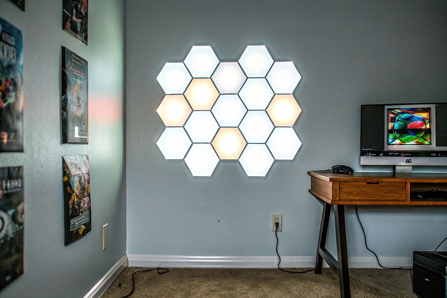 Die Kangtaixin LED Sechseck Wandleuchten in einem Gaming-Zimmer, beleuchtet in verschiedenen Farben. Kangtaixin LED Sechseck Wandleuchte