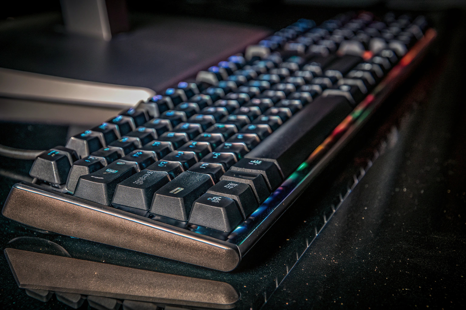 Die TECKNET RGB-Gaming-Tastatur mit ihrer stabilen Metallkonstruktion und beeindruckender RGB-Beleuchtung. TECKNET RGB-Gaming-Tastatur